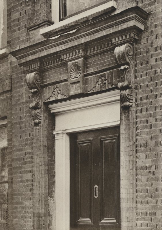 Doorway, Longbridge House, Farnham, Surrey (s/hvitt bilde) av William Galsworthy Davie
