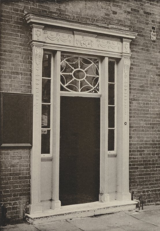 Doorway, Newbury, Berks (s/hvitt bilde) av William Galsworthy Davie