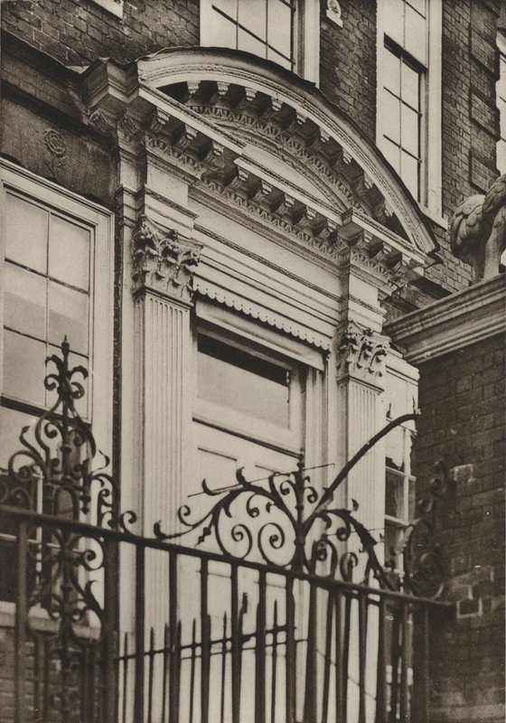 Doorway, North Pallant, Chichester (s/hvitt bilde) av William Galsworthy Davie