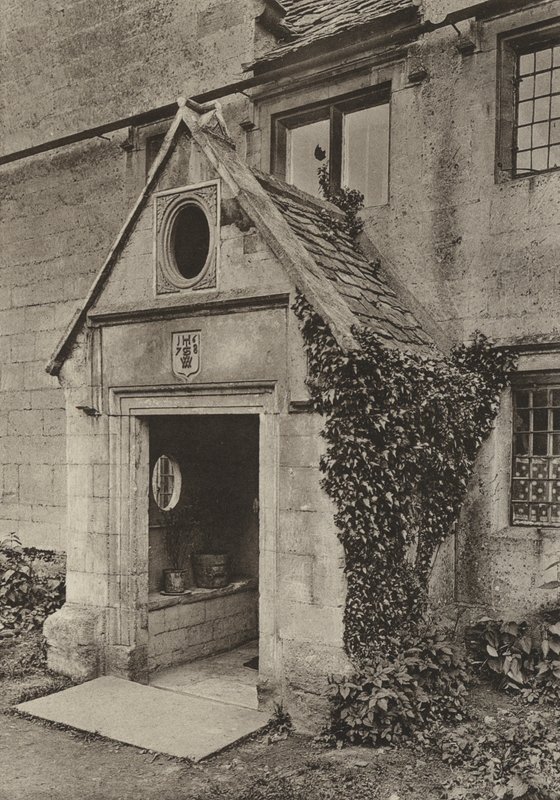 Døråpning, veranda ved Cap Mill, Painswick, Gloucestershire (s/hvitt bilde) av William Galsworthy Davie