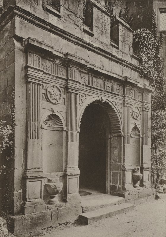 Døråpning, veranda ved Gate House, Kenilworth (s/hv-bilde) av William Galsworthy Davie
