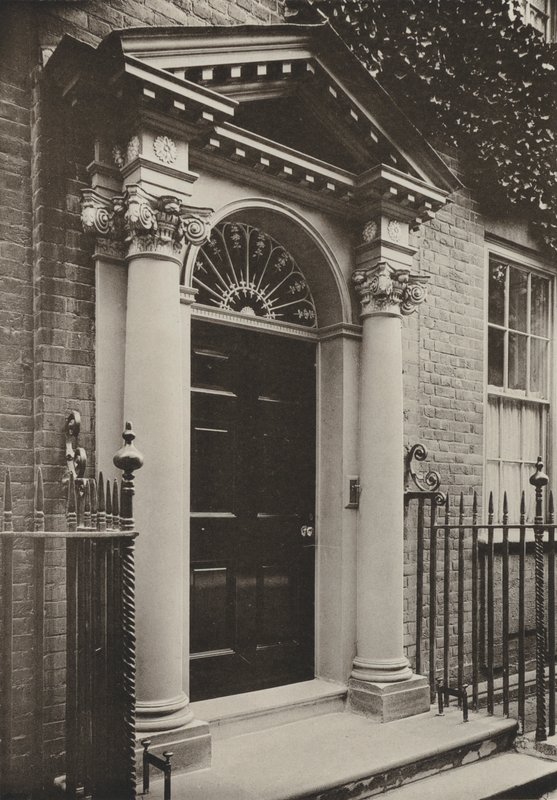 Døråpning, Redhill Road, Reigate, Surrey (s/hvitt bilde) av William Galsworthy Davie