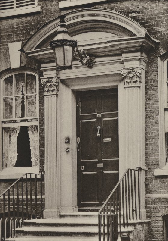 Doorway, Southgate Street, Winchester (s/hvitt bilde) av William Galsworthy Davie