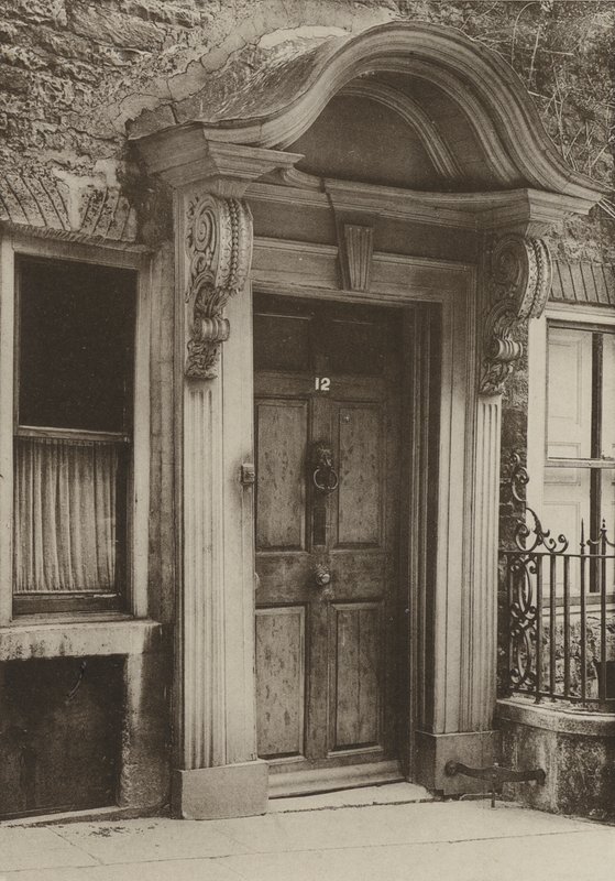 Doorway, Stamford, Northants (s/hv-bilde) av William Galsworthy Davie