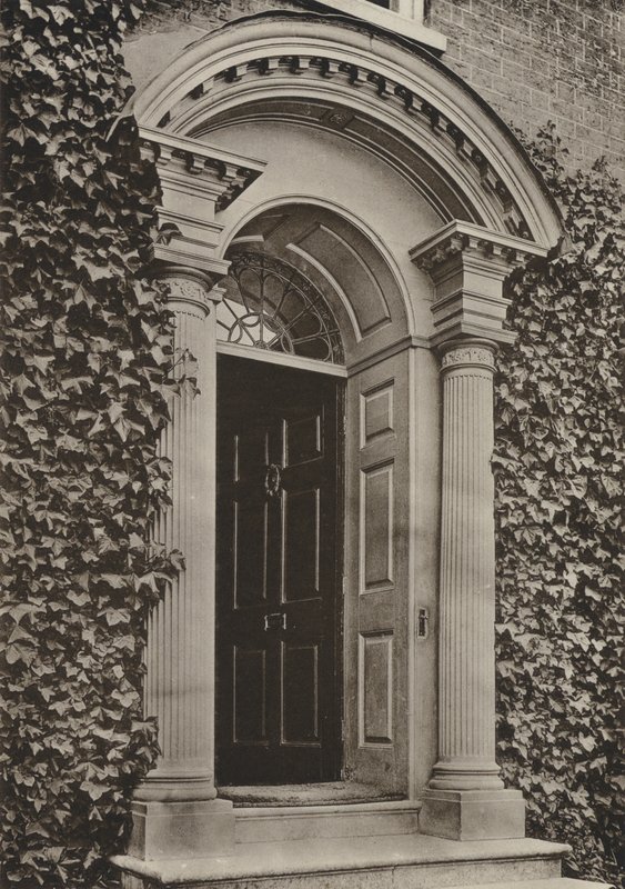 Doorway, Steyning, Sussex (s/hvitt bilde) av William Galsworthy Davie