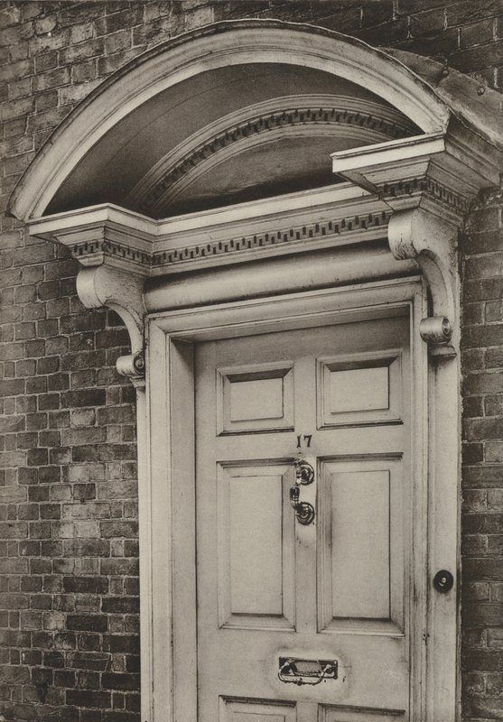 Doorway, The Causeway, Horsham, Sussex (s/hvitt bilde) av William Galsworthy Davie