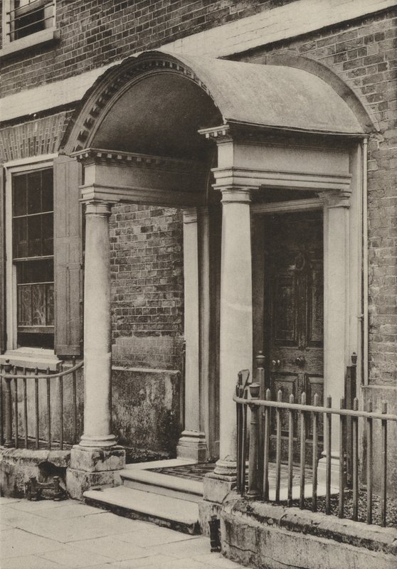 Doorway, The Close, Salisbury, Wilts (s/hv-bilde) av William Galsworthy Davie