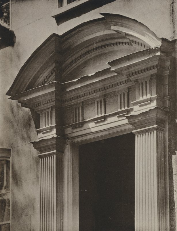Doorway, The Conservative Club, Lewisham (s/hvitt bilde) av William Galsworthy Davie