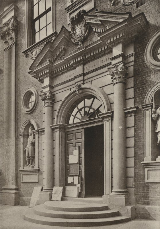 Doorway, The Guildhall, Worcester (s/hvitt bilde) av William Galsworthy Davie
