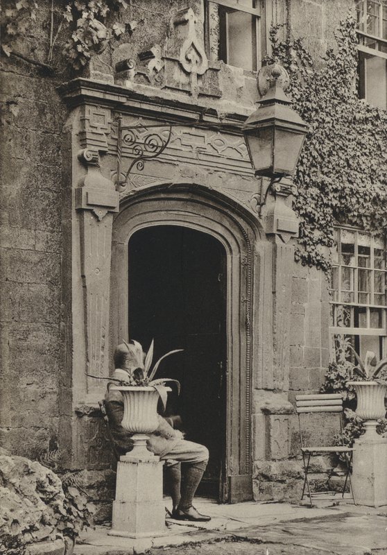 Doorway, The Lygon Arms, Broadway, Worcestershire (s/hvitt bilde) av William Galsworthy Davie