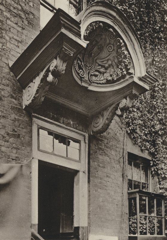 Doorway, The Manor House, Bermondsey, London (s/hvitt bilde) av William Galsworthy Davie