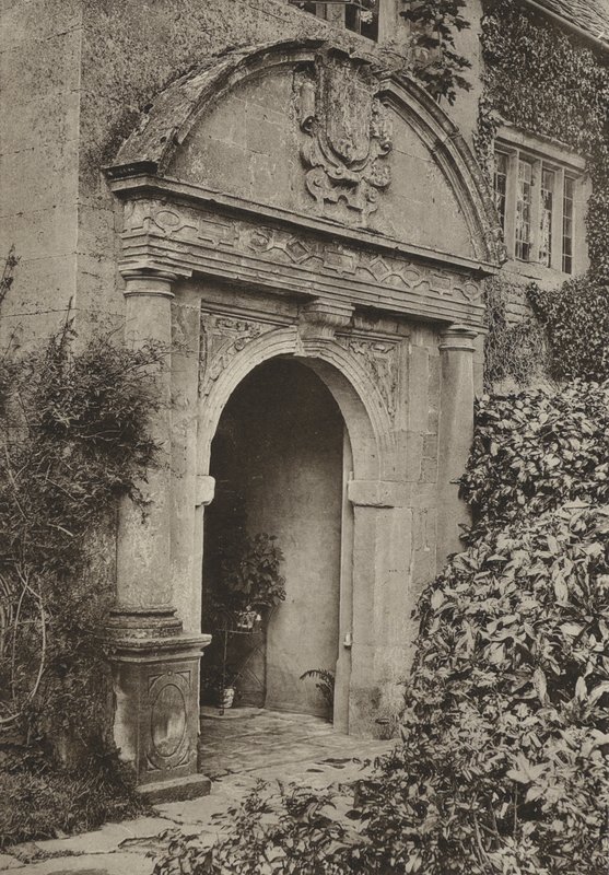 Doorway, The Manor, Upper Swell, Gloucestershire (s/hvitt bilde) av William Galsworthy Davie