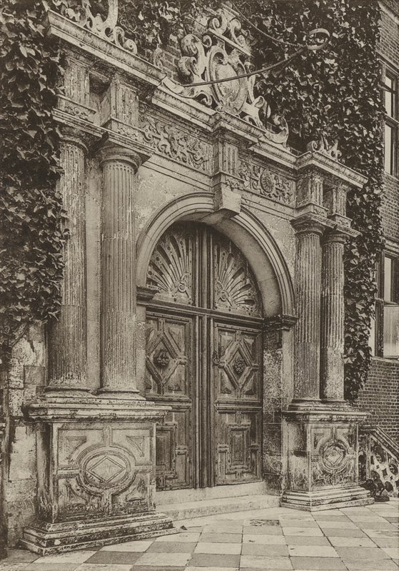Doorway, The North Doorway, Hatfield House, Herts (s/hvitt-bilde) av William Galsworthy Davie