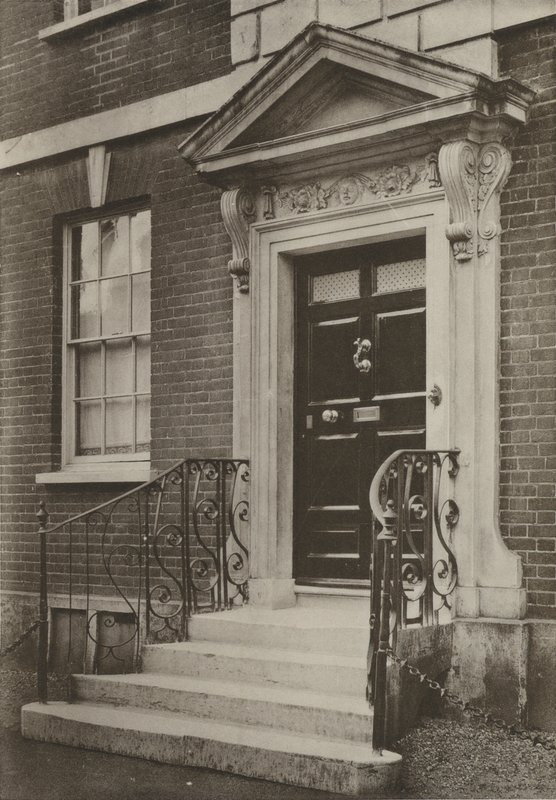 Doorway, Wimborne, Dorset (s/hvitt bilde) av William Galsworthy Davie