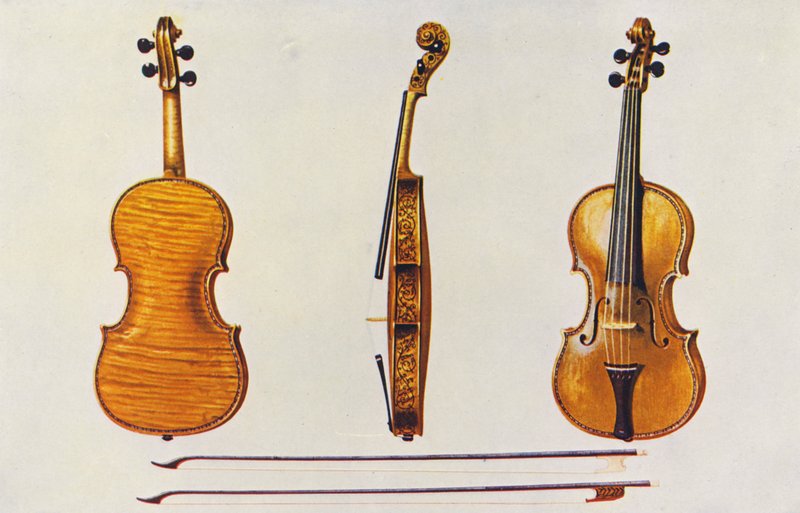Musikkinstrumenter: Fiolin, Hellier Stradivarius og to gamle buer kjent for fluting (farge litho) av William Gibb