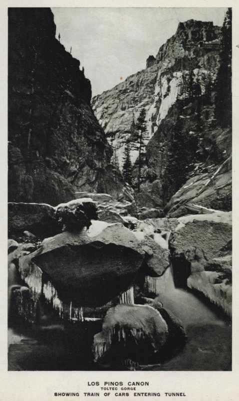Canyons of Colorado: Los Pinos Canon, Toltec Gorge, Viser tog av biler som kommer inn i tunnelen (s/hv-bilde) av William Henry Jackson