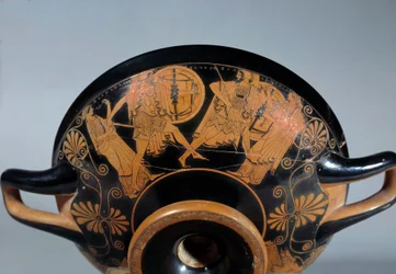 Gresk antikke: Loftskopp med røde figurer som representerer en scene fra den trojanske krigen: duellen mellom Menelaos og Paris. Artemis deltar i duellen. Maleri tilskrevet Douris. Rundt 490-480 f.Kr