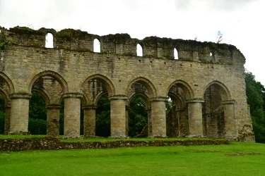 Buildwas Abbey, et middelaldersk cistercienserkloster i Shropshire, England.