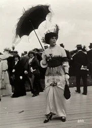 Mote på løpene: en kvinnelig tilskuer på Journée des drags, Auteuil, Frankrike (gelatinsølvtrykk)
