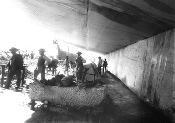Arbeidere under marmorveggene i et steinbrudd i De apuanske alpene
