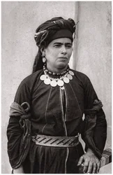 Kurdisk dame i sitt beste kostyme, Irak, 1925