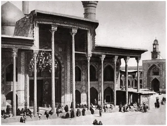 Inngangsporten til Kadimain-moskeen som fører til graven til imamen Moosa Al Kadim, 1925