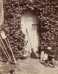 Marlotte gårdsport (døråpning med hageredskaper), ca. 1860 (foto)
