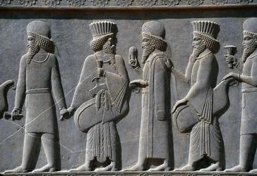 Detalj fra en prosesjonsfrise på østsiden av Apadana-palasset, Persepolis, Iran, ca. 518-465 f.Kr. (grå stein)