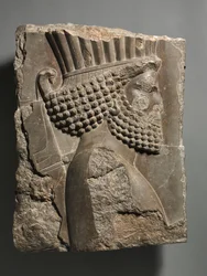 Fragment av en veggdekorasjon fra Xerxes-palasset, Persepolis: "Gardsman" i prosesjon, 486-465 f.Kr.