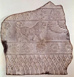 Fragment av lavrelieff som viser en gående løve. Fra Persepolis (Iran), akamenidisk periode, 460 f.Kr. Seattle Art Museum