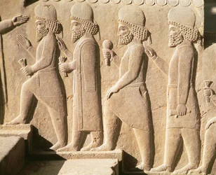 Relieff som viser medianvakter fra trappene til Triplyon Hall, Achaemenian Period, 6.-5. århundre f.Kr. (kalkstein)
