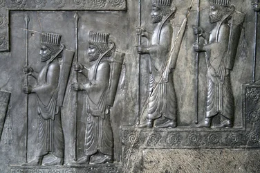 Veggutskjæring som viser den kongelige garde, Tachara, Persepolis, ca. 6.-5. århundre f.Kr. (gråstein)