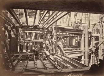 Arbeidere på bjelker i auditoriet, Nouvelle Opera de Paris, ca. 1867 (foto)