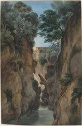 Utsikt over en foss gjennom en ravine