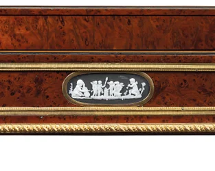 Sen Louis XVI ormolu og cameo-montert burr barlind tre og mahogni bord travailleuse (ormolu, barlind og mahogni)