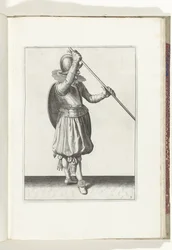 De exercitie met schild en spies: de soldaat met de spies schuin in beide handen met de rechterhand bij het hoofd en het schild op de rug (nr. 3), 1618 De Nassausche Wapen-Handelinge, van Schilt, Spies, Rappier ende Targe : beyde figuerlick afgebeelt, end 