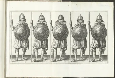 Skjold- og piggøvelsen: Fem soldater som står side om side på linje med spiran i høyre hånd hvilende på bakken og skjoldet foran brystet (nr. 31), 1618 The Nassausche Wapen-Handinge, van Schilt, Spies, Rappier andde Mål : beyde f
