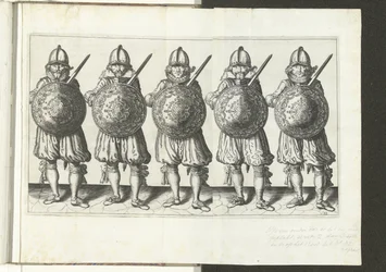 Skjold- og piggøvelsen: Fem soldater som står side om side på linje med rapieren i høyre hånd og skjoldet foran brystet (nr. 32), 1618 Nassausche Wapen-Handelinge, van Schilt, Spies, Rappier andde Targe: beyde figuerlick avbildet