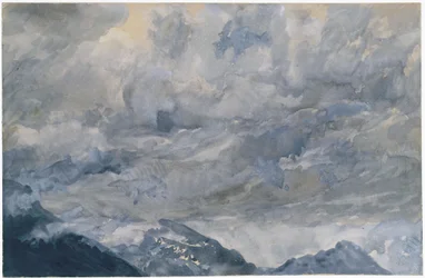 Skyhimmel over fjelltoppene