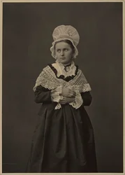 Kvinne i Lorraine-kjole, ca. 1860-70-tallet.