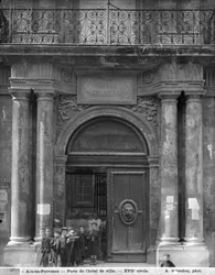 Gruppe skolegutter forlater Hotel de Ville, ca. 1890-99
