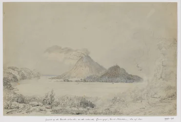Utsikt fra Lontar på Banda Neira og røyking Gunungapi, Banda Islands, Central Maluku