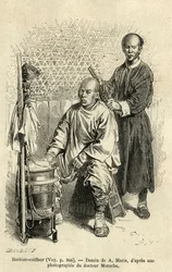 En barber barber barber i full jobb, en benk og sylindrisk trekasse med rom og en skål utgjør reiseutstyret hans. Gravering etter A.Maries tegning, for å illustrere reisen til Pekin og Nord-Kina, av T.Choutze, i 1873, publisert i
