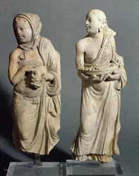 To statuetter av stående munker, fra Hadda, 1.-4. århundre (stukk)