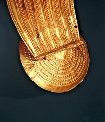 Collar, Ardcrony, County Tipperary, sen bronsealder, 800–700 f.Kr. (gull) (detalj) (se også 390400)