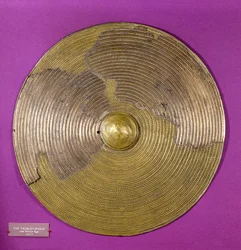 Skjold fra Tribley, sen bronsealder (bronse)