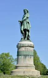Kolossalstatue av Vercingetorix (72-46 f.Kr.), gallisk leder. Skulptur av Aimé Millet (1819-1891), 6,60 m høy, reist i 1865 på den vestlige delen av Mont Auxois (7 m høy sokkel ved Viollet-le-Duc). Alise-Sainte-Reine, 1865
