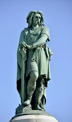 Kolossalstatue av Vercingetorix (72-46 f.Kr.), gallisk leder - 6,60 m høy, reist i 1865 på den vestlige delen av Mont Auxois (7 m høy sokkel ved Viollet-le-Duc), Alise-Sainte-Reine, 1865