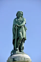Kolossalstatue av Vercingetorix (72-46 f.Kr.), gallisk leder - skulptur av Aimé Millet (1819-1891), 6,60 m høy, reist i 1865 på den vestlige delen av Mont Auxois (7 m høy sokkel ved Viollet-le-Duc), Alise-Sainte-Reine, 1865