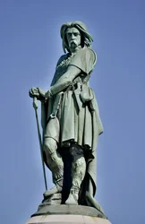 Kolossalstatue av Vercingetorix (72-46 f.Kr.), gallisk leder - Skulptur av Aimé Millet (1819-1891), 6,60 m høy, reist i 1865 på den vestlige delen av Mont Auxois (7 m høy sokkel av Viollet-le-Duc), Alise-Sainte-Reine, 1865